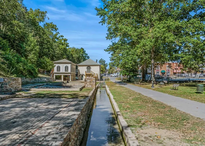 The Manor - Historic Mansion, Wifi, Covered Porch, Screen Porch, King Bed, Walk To Spas, Shops & Restaurants