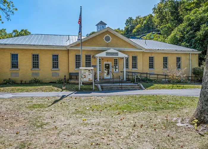 The Manor - Historic Mansion, Wifi, Covered Porch, Screen Porch, King Bed, Walk To Spas, Shops & Restaurants