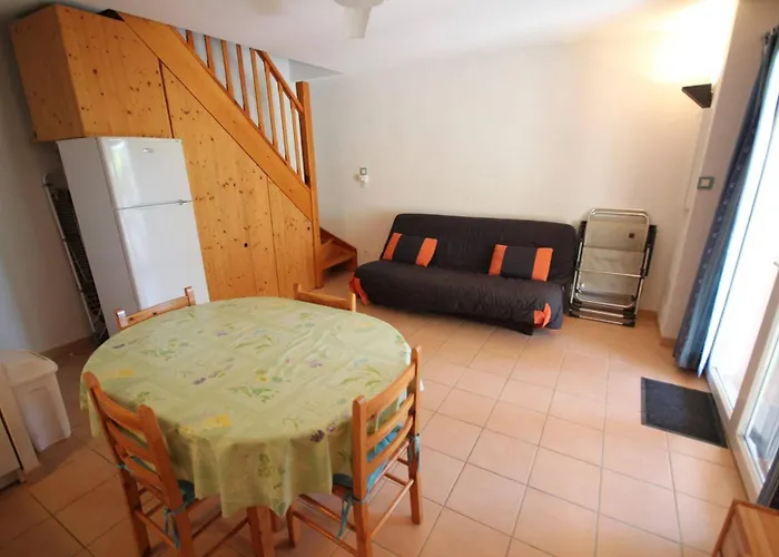 Belle Villa: Secure Seaside Retreat with Pool