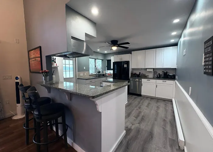 Riverside Retreat-Riverfront House