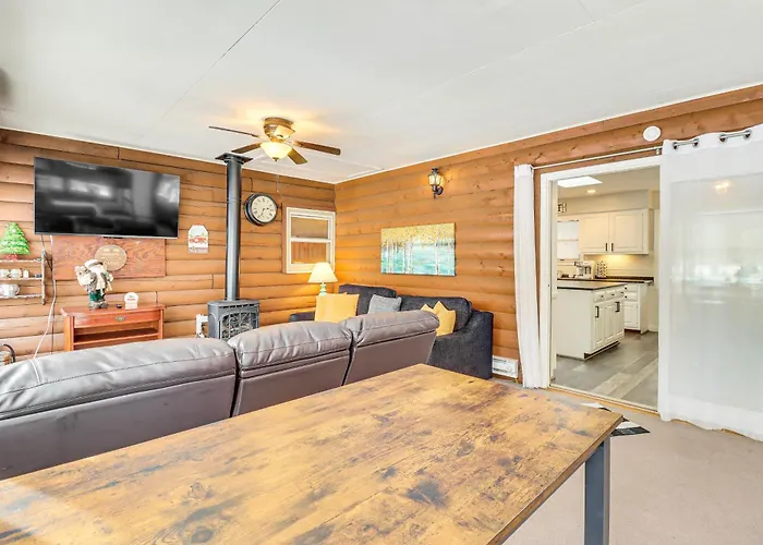 Hike + Ski: Log Cabin In East Stroudsburg!