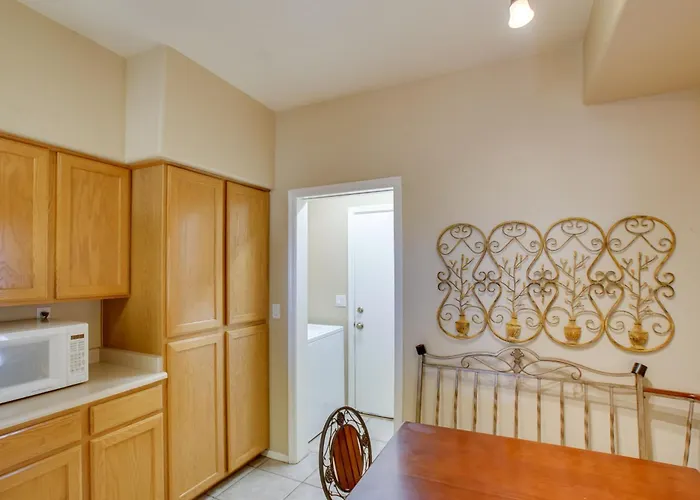 7 Mi To Mill Ave: Bbq-Ready Mesa Townhouse