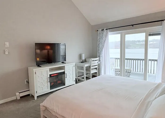 Riverside Retreat-Riverfront House
