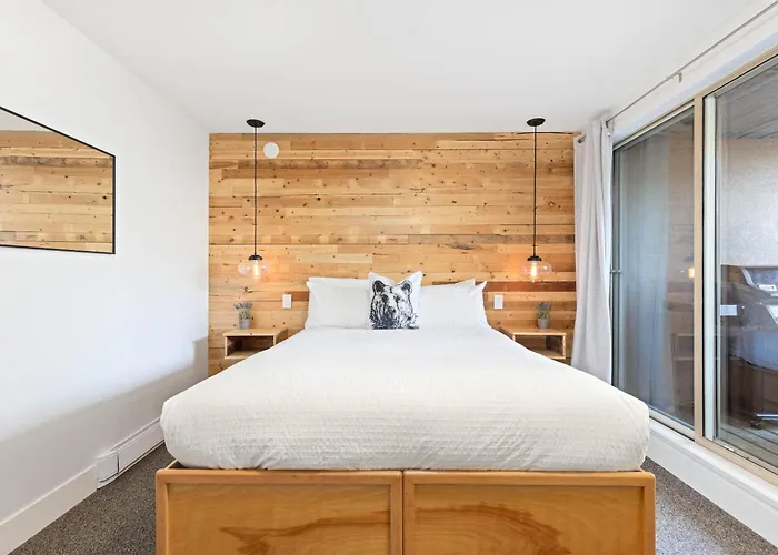 2Br | Gleneagle | Gourmet Kitchen | Newly Updated | Wood Fire | Parking