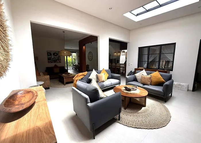 De Cinta Villa - Kuta - 6 Bedrooms - Heart Of Kuta