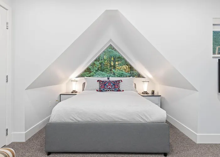 2Br | Gleneagle | Gourmet Kitchen | Newly Updated | Wood Fire | Parking