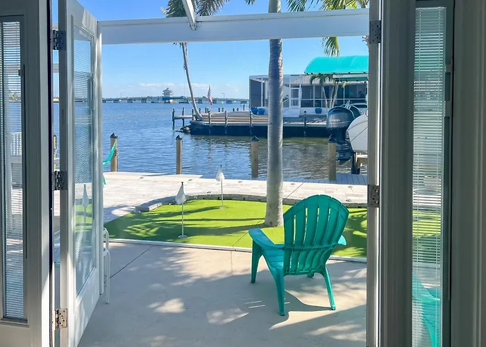 Matlacha Waterfront Retreat: Dock & Hot Tub!
