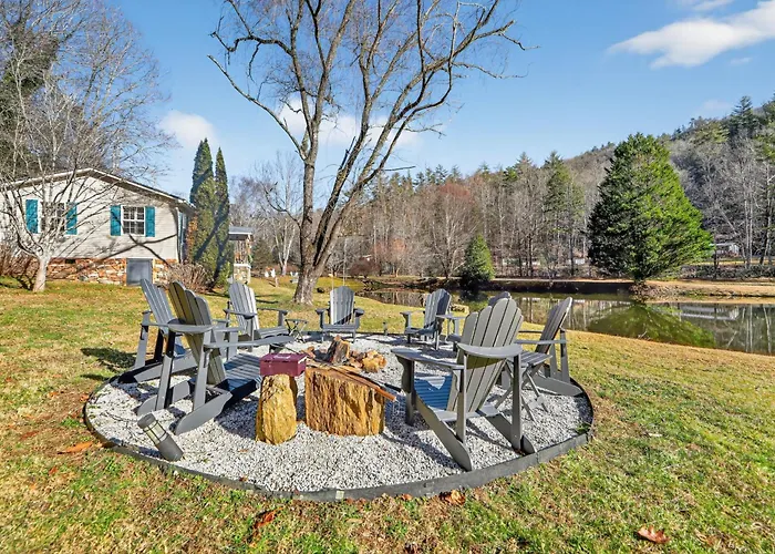 Twin Ponds Retreat-Pond Hot Tub Fire Pit Game Room Pet Friendly