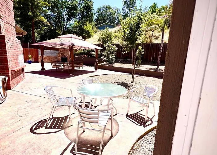 5 Bedroom House In Prestigious Neighborhood!