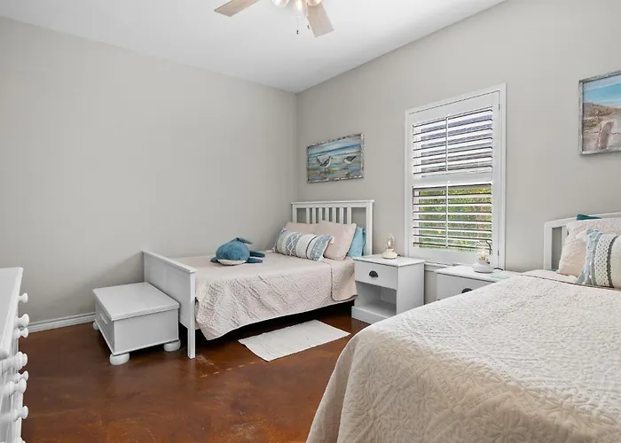 Sunny Townhome W/ Pool Access ~ 1 Mi To Beach