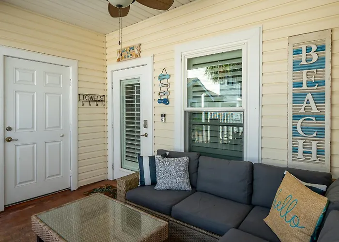 Sunny Townhome W/ Pool Access ~ 1 Mi To Beach