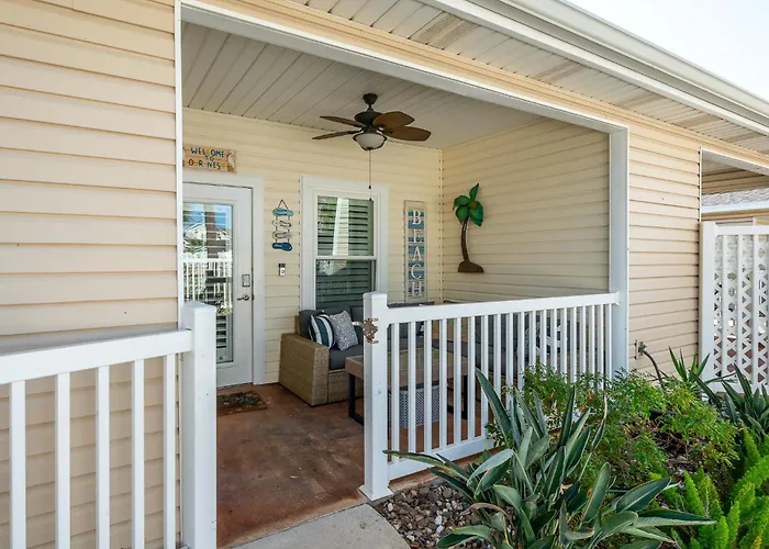 Sunny Townhome W/ Pool Access ~ 1 Mi To Beach