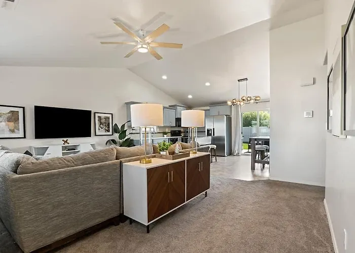 Modern Comfort Caldwell 3B2B Home Sleeps 8!