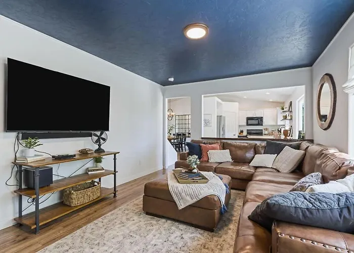 Caldwell Lux Getaway! Large Family Friendly Home