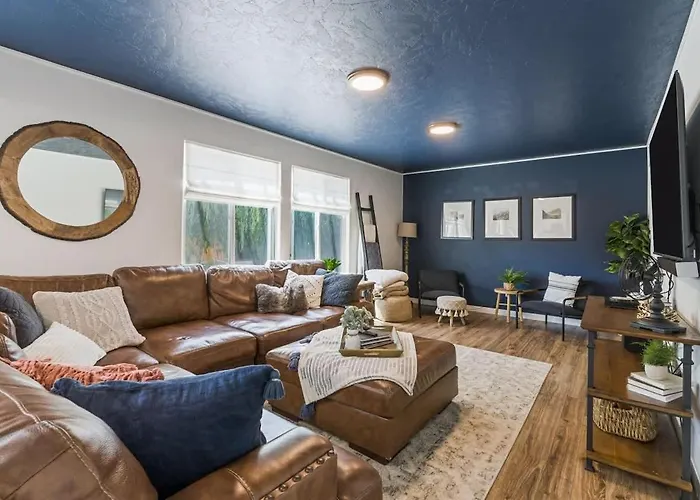Caldwell Lux Getaway! Large Family Friendly Home