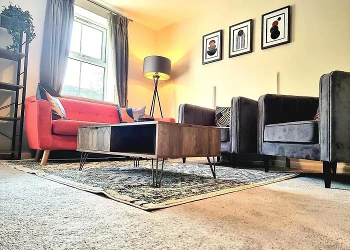 Spacious 4 Bed Family Home With Private Garden & Free Parking - Hamilton