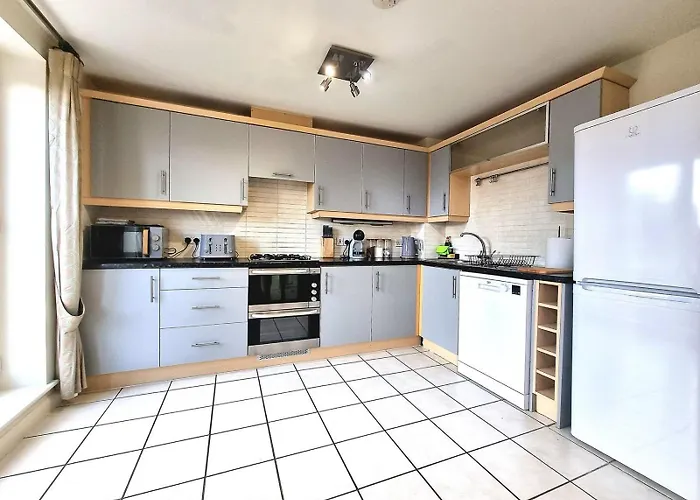 Spacious 4 Bed Family Home With Private Garden & Free Parking - Hamilton