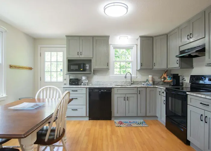 Stylish Home Dog Friendly Close To Beach