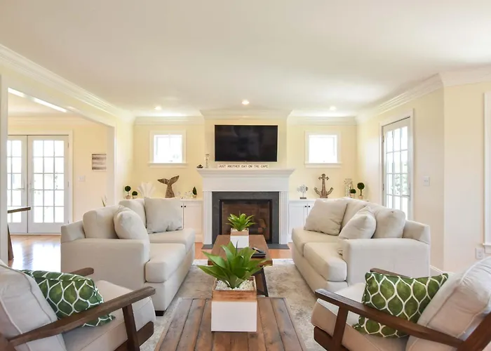 Spacious Game Room Close To Nauset Beach