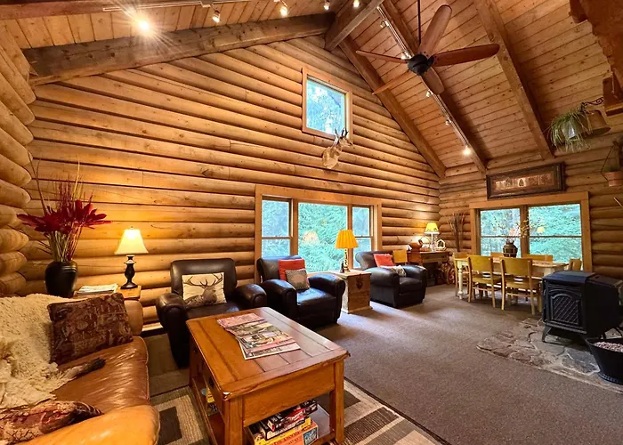 Private Forest Lodge Near Silverwood Theme Park - Sleeps 10