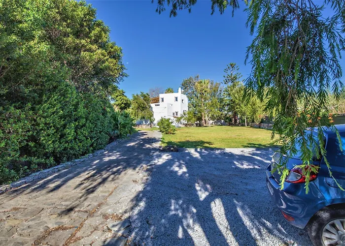 Villa Komorebi, The Private 3Br Grand Estate - 2500M2 Garden - Walk To Beach & Town