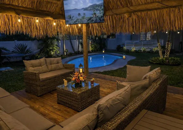 The Peacock Bungalow- Heated Pool & Jacuzzi- 5 Min To Beach!