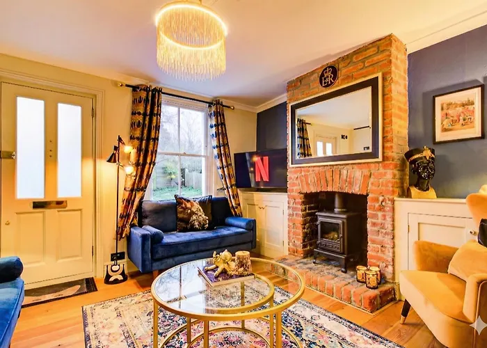 Chic Pet-Friendly Cottage, Fireplace, Wivenhoe