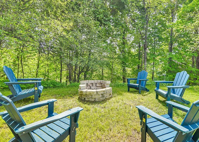 Great For Groups! Spacious Wilton Getaway W/ Deck