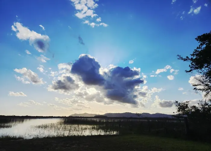 Casa na lagoa do Palmital com acesso à lagoa na propriedade e localizada apenas a 13 km da praia de Atlântida Sul e do Centro de Osório Lugar com Natureza-Wi-Fi 1 cama de casal e um beliche 2 solteiros