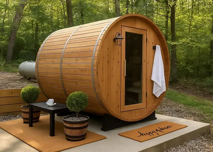White Pines Lodge- Wooded Retreat