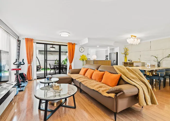 Spacious Villa 3BR 3Bath, Free Parking, Walk to Cafés, Shops&Train, Near City