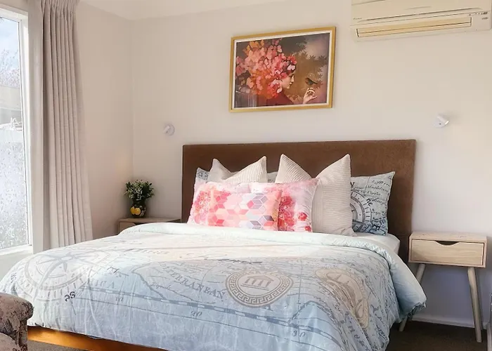 Cozy & Sunny Room-Near City, Short Drive To City Center & Coast