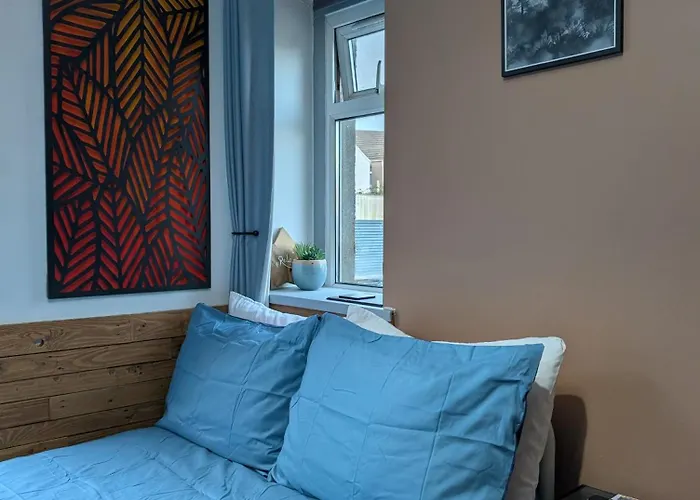 R3 - Cozy Small Double - City & Beach Access, Wifi, Free Parking, Bus Stop 50Ft From House - Self Catering