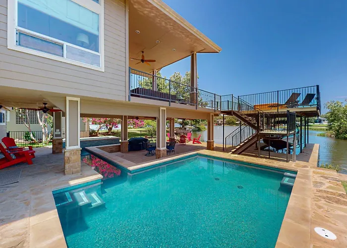 Luxurious Retreat On Lake Lbj: Pool, Hot Tub, Dock
