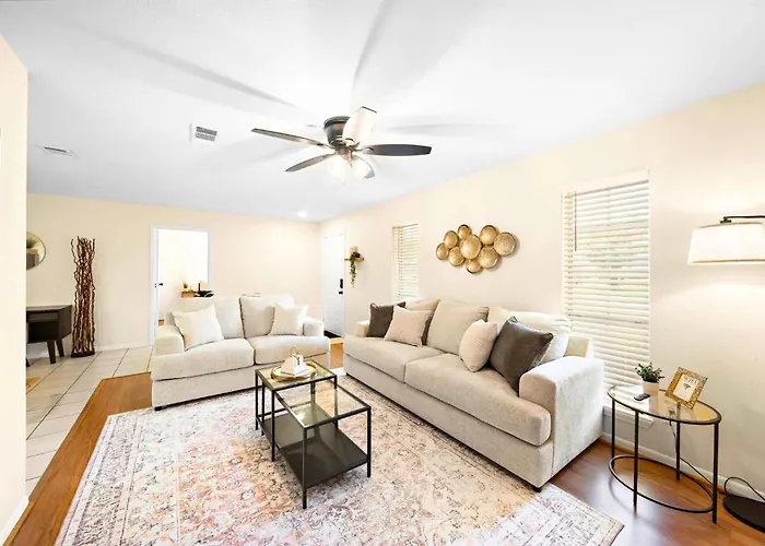 Charming Coastal Retreat In Seabrook Tx