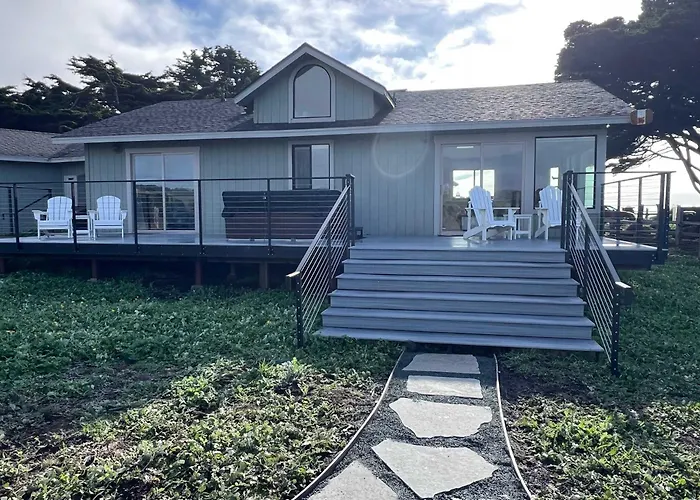 Ocean Views With Abundant Wildlife And Hot Tub