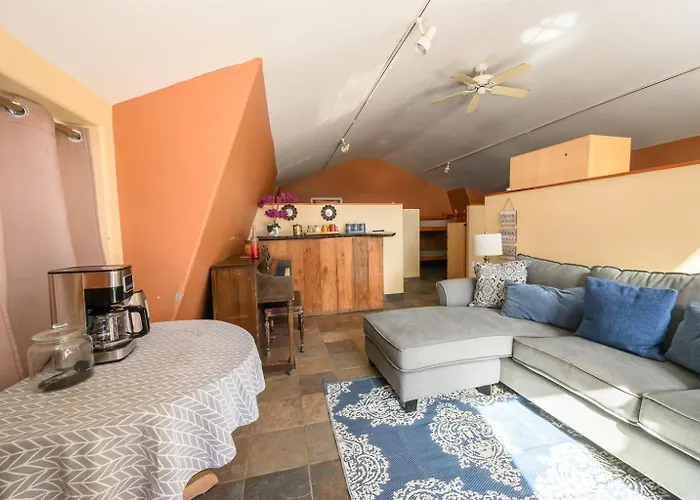 Group Bunkhouse Sleeps 12 Mountain Views