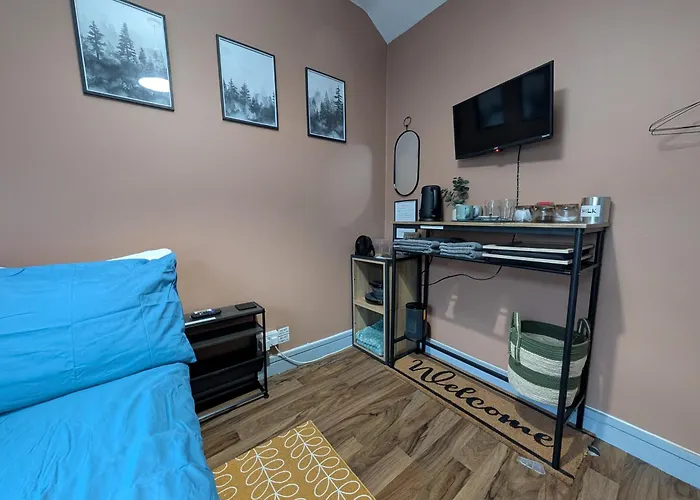 R3 - Cozy Small Double - City & Beach Access, Wifi, Free Parking, Bus Stop 50Ft From House - Self Catering