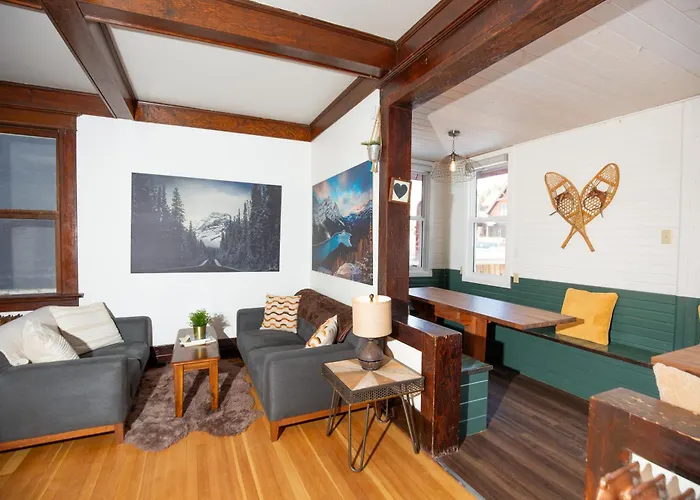 Mountain View Retreat In The Heart Of Banff - Massive House Sleeps 23