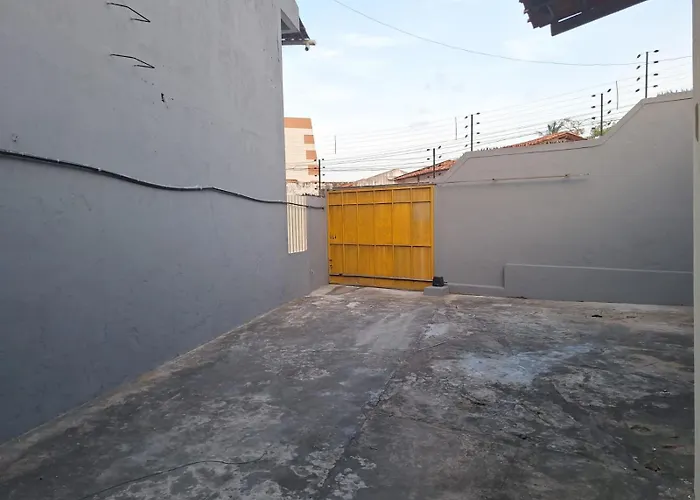 Quarto UP perto do Centro e Praias AR TV Wifi Cozinha Lavadora