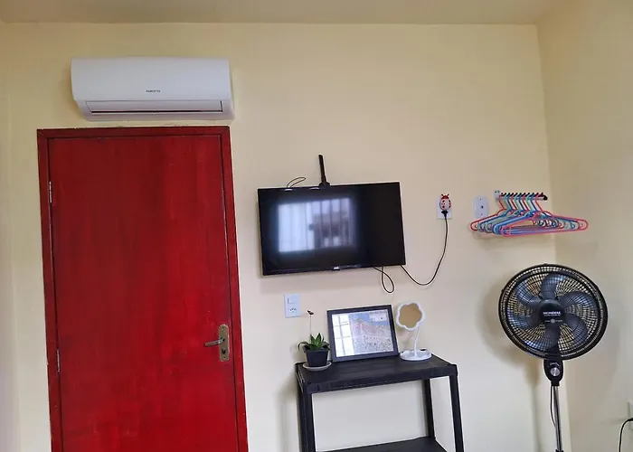 Quarto UP perto do Centro e Praias AR TV Wifi Cozinha Lavadora
