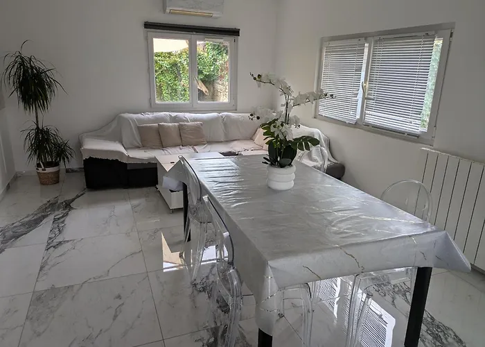 Bas De Villa Composee D'Un 3 Pieces Et D'Un Studio Avec Piscine Privee