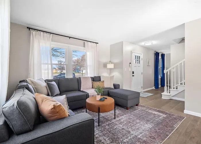 Vermilion Retreat With Game Room, Hot Tub And Across From Community Pool