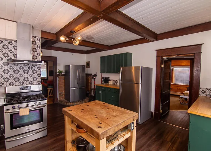 Mountain View Retreat In The Heart Of Banff - Massive House Sleeps 23