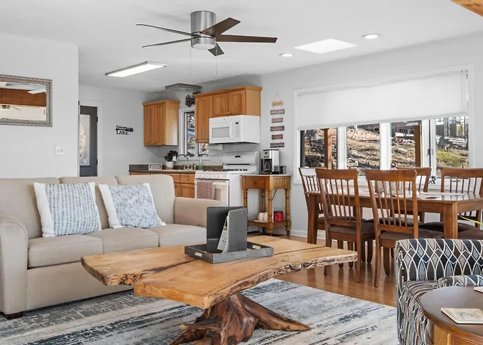 Lakefront Home Serene Views & Deck Near Mammoth Cave