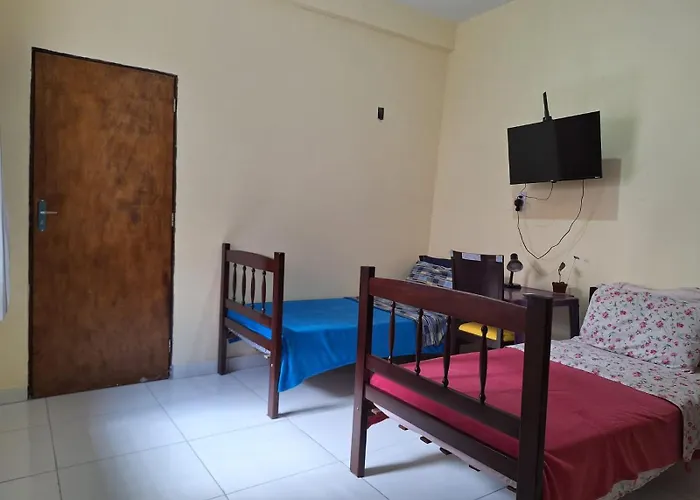 Suíte perto do Centro e Praias AR TV Wifi Cozinha Lavadora