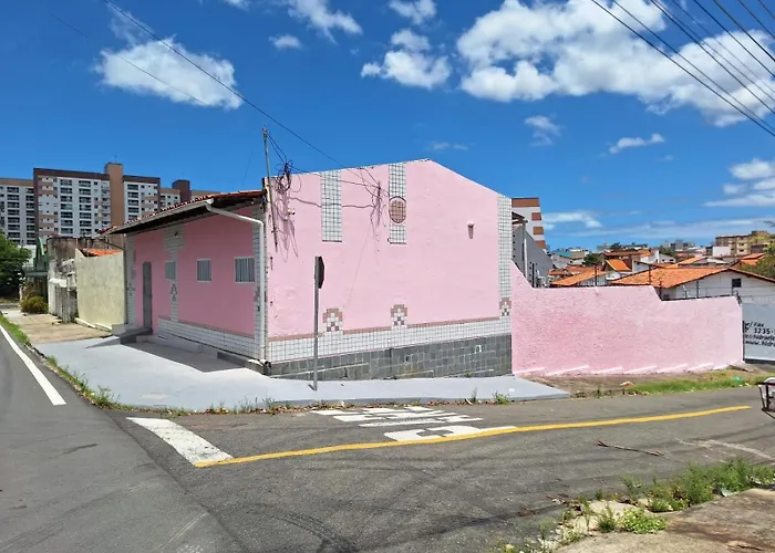Quarto UP perto do Centro e Praias AR TV Wifi Cozinha Lavadora