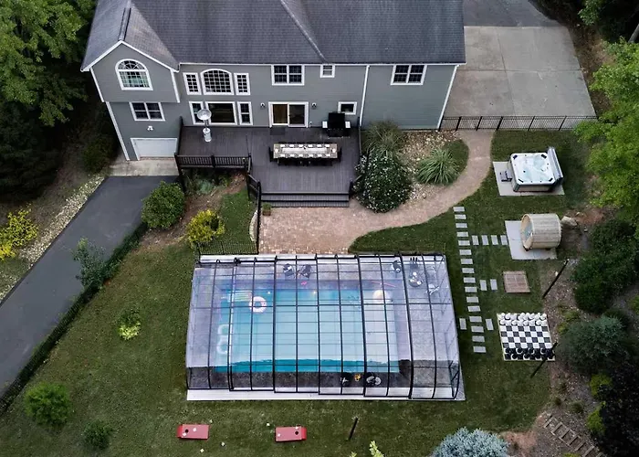 Spacious 6 Bedroom Home With A Heated Salt Water Pool, Theater & Game Room