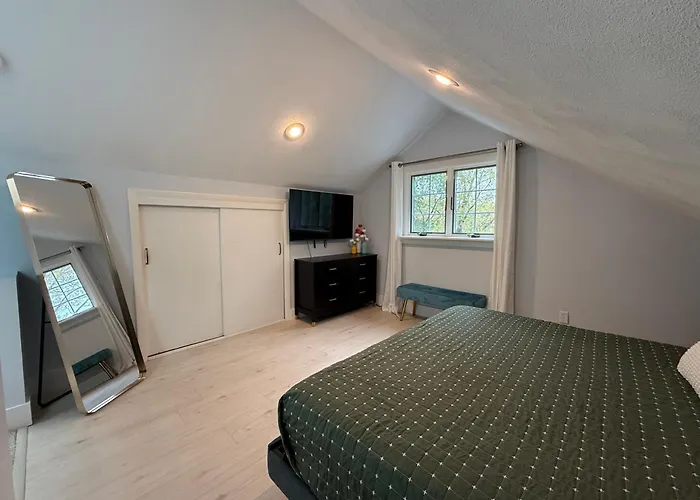 Cozy Waterfront Cottage - Sleeps 4