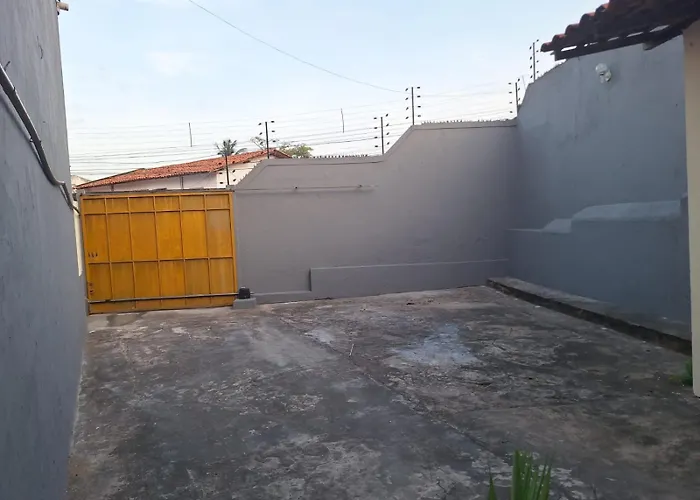 Quarto UP perto do Centro e Praias AR TV Wifi Cozinha Lavadora